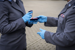 Komendant wręcza wyróżnienie policjantowi