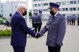 Przewodniczący Stowarzyszenia Policyjnych Emerytów i Rencistów wręcza podziękowania Naczelnikowi Kadr i Szkolenia KWP w Bydgoszczy