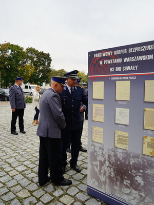 Podinsp. Krzysztof Musielak oraz mł. insp. Piotr Kujawa podczas oglądania wystawy.