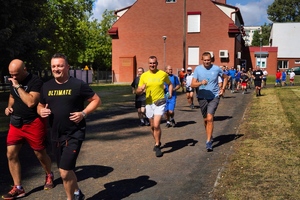 Spora grupa uczestników. Niektórzy biegną, a inni idą