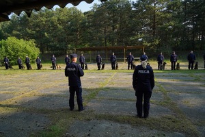 Rozpoczęcie zawodów - policjanci z psami oraz prowadzący rozpoczęcie.