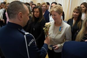 uroczystość z okazji Dnia Służby Cywilnej, wyróżnieni pracownicy otrzymują odznaczenia i gratulacje od Komendanta Wojewódzkiego Policji w Bydgoszczy