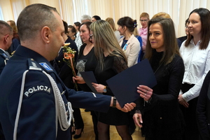 uroczystość z okazji Dnia Służby Cywilnej, wyróżnieni pracownicy otrzymują odznaczenia i gratulacje od Komendanta Wojewódzkiego Policji w Bydgoszczy