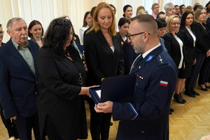 uroczystość z okazji Dnia Służby Cywilnej, wyróżnieni pracownicy otrzymują odznaczenia i gratulacje od Komendanta Wojewódzkiego Policji w Bydgoszczy