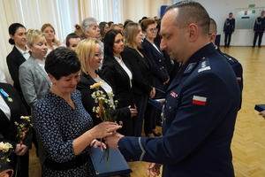 uroczystość z okazji Dnia Służby Cywilnej, wyróżnieni pracownicy otrzymują odznaczenia i gratulacje od Komendanta Wojewódzkiego Policji w Bydgoszczy