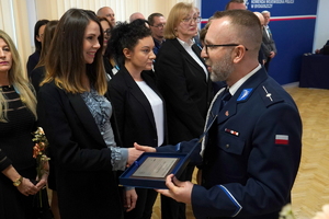 uroczystość z okazji Dnia Służby Cywilnej, wyróżnieni pracownicy otrzymują odznaczenia i gratulacje od Komendanta Wojewódzkiego Policji w Bydgoszczy