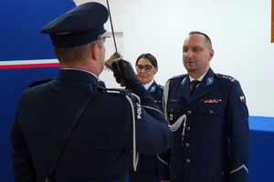 uroczystość z okazji Dnia Służby Cywilnej, wyróżnieni pracownicy otrzymują odznaczenia i gratulacje od Komendanta Wojewódzkiego Policji w Bydgoszczy