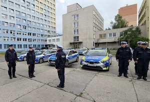Policjanci podczas rozpoczęcia konkursu ma placu.