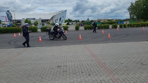 Jazda sprawnościowa radiowozem i motocyklem.