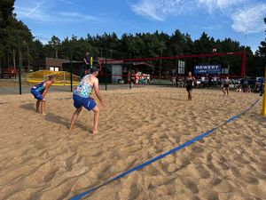 uczestnicy grają w siatkówkę plażową
