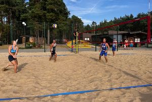 uczestnicy grają w siatkówkę plażową