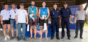 uczestnicy pozują do zdjęcia