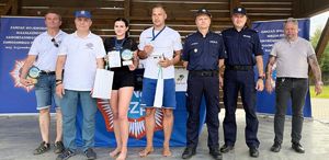 uczestnicy pozują do zdjęcia