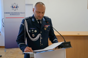 policjanci biorą udział w policyjnym ślubowaniu