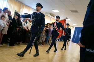 policjanci biorą udział w policyjnym ślubowaniu