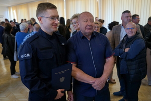 policjanci biorą udział w policyjnym ślubowaniu