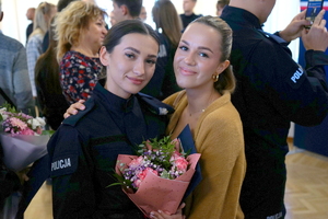 policjanci biorą udział w policyjnym ślubowaniu