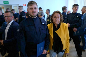 policjanci biorą udział w policyjnym ślubowaniu