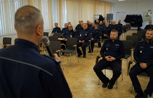Komendant przemawia do funkcjonariuszy