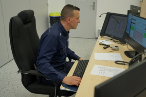 policjant siedzi przed monitorem