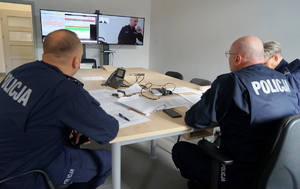 policjant siedzi przed monitorem