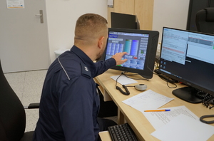 policjant siedzi przed monitorem