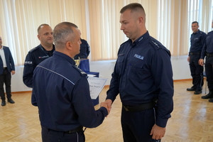 Komendant gratuluje zwycięzcom i podaje puchary