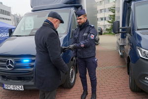 Przekazanie policjantom kluczyków do nowych pojazdów