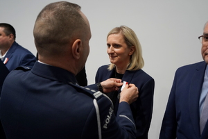 wyróżnieni otrzymują odznaczenia od Komendanta