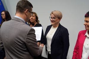 wyróżnieni otrzymują gratulacje od Wojewody