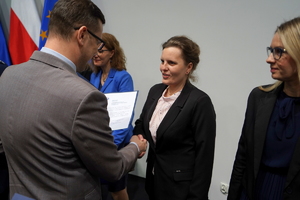 wyróżnieni otrzymują gratulacje od Wojewody