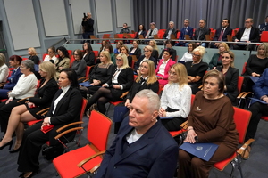 ujęcia na osoby siedzące na krzesłach