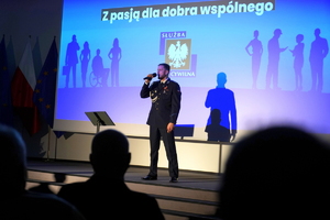 ujęcie na śpiewającego policjanta