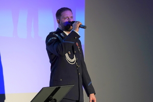 ujęcie na śpiewającego policjanta