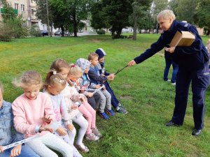 wręczanie odblasków dzieciom