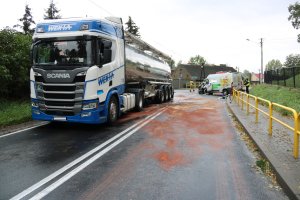 Odcinek drogi krajowej numer 15 w Wylatowie, na którym stoją dwa pojazdy - ciężarowa Scania z naczepą i rozbity fiat Ducato.